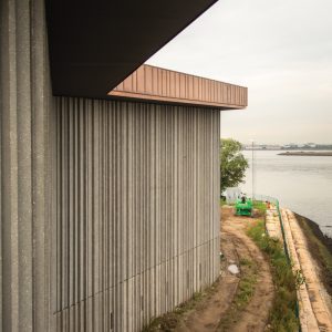 The museum’s exterior’s vertical ribbed pattern took some cues from the nearby Palisades cliffs in New Jersey that have a vertical rhythm. Credit: Frank Linemann, courtesy of FXCollaborative.